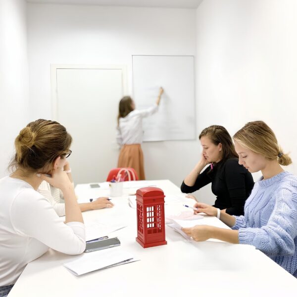 студенты и преподаватель